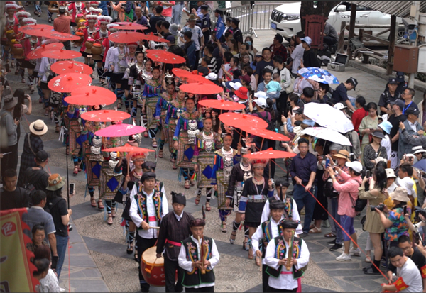 2023年4月20日肇兴侗寨侗族姑娘挑礼物担游街（县融媒体中心 提供）1.jpg