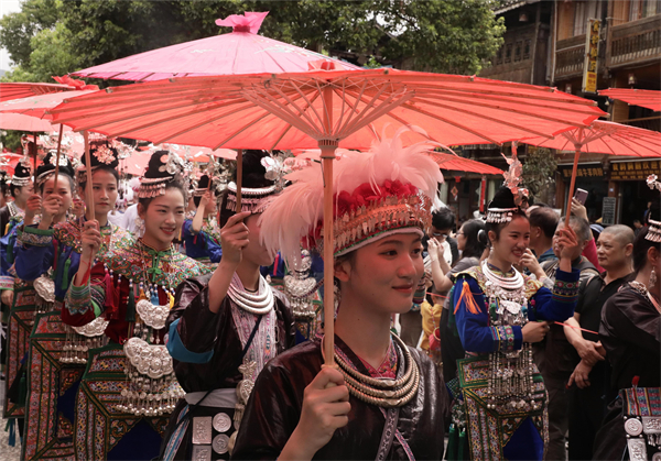 2023年4月20日肇兴侗寨侗族姑娘身穿盛装游行（县融媒体中心 提供）.jpg