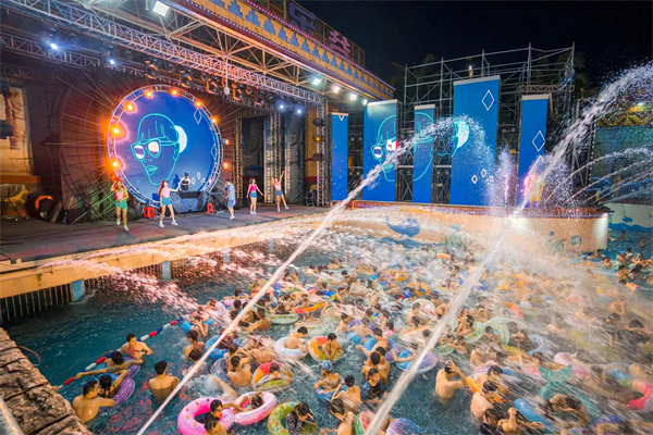 遊客在深圳歡樂谷瑪雅水公園音波造浪.jpg