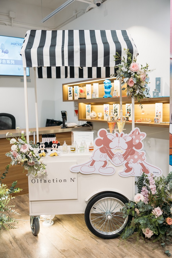 04_迪士尼百年好合婚嫁系列_Olfaction N'_迪士尼系列香水調配吧_2小時_港幣$8,888元_1.jpg