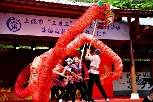 图二 《畲族竹龙灯》中拉开帷幕.jpg