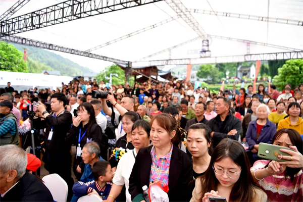 图四 文化节吸引诸多游客.jpg
