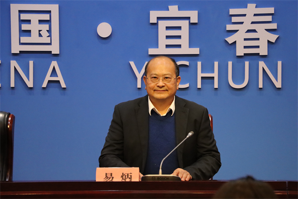图一：宜春市人社局党组成员、市就业中心主任易炳介绍相关情况.jpg