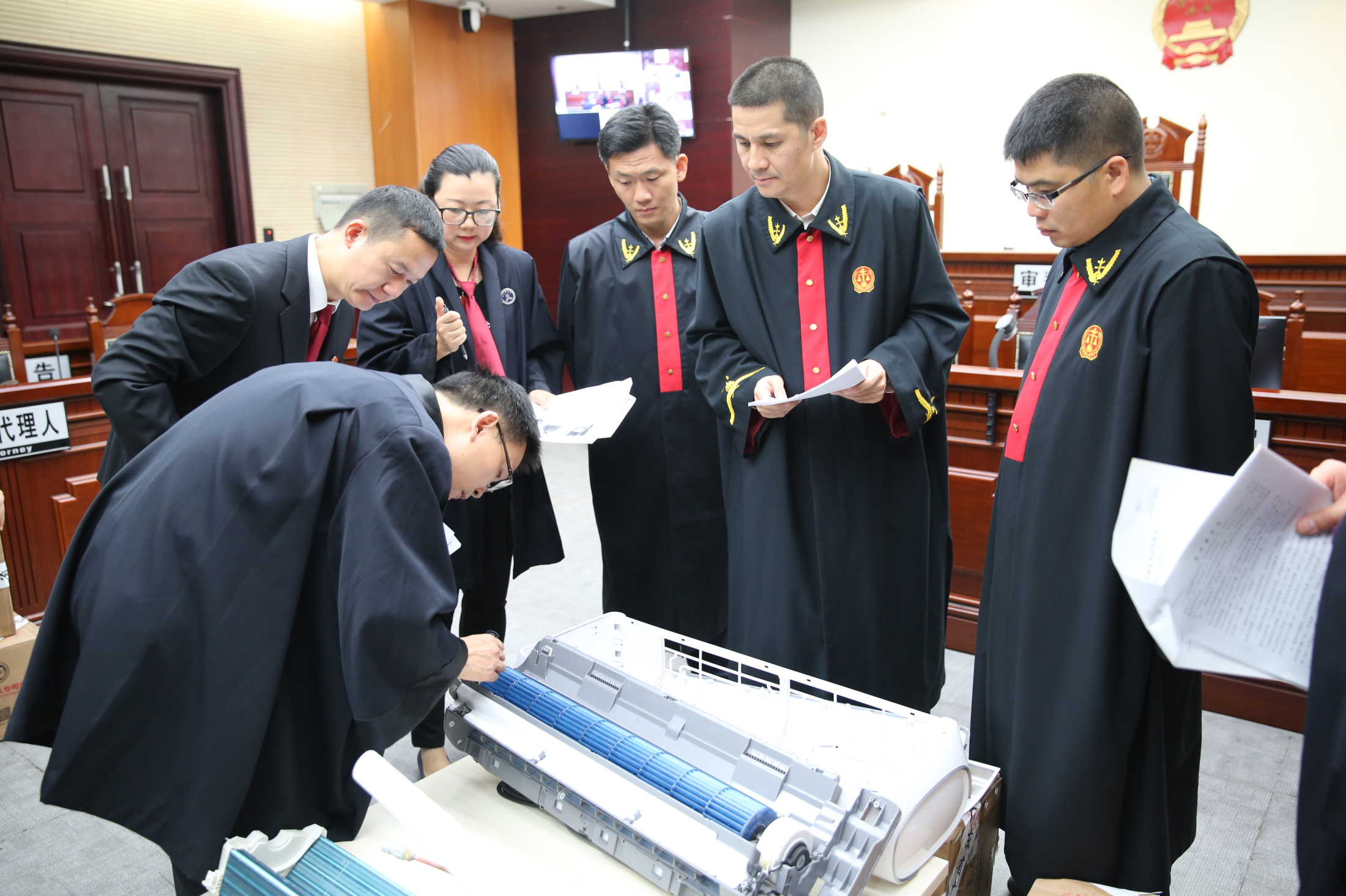 3、格力訴奧克斯案庭審現場,法官與技術調查官現場比對空調技術要件.jpg