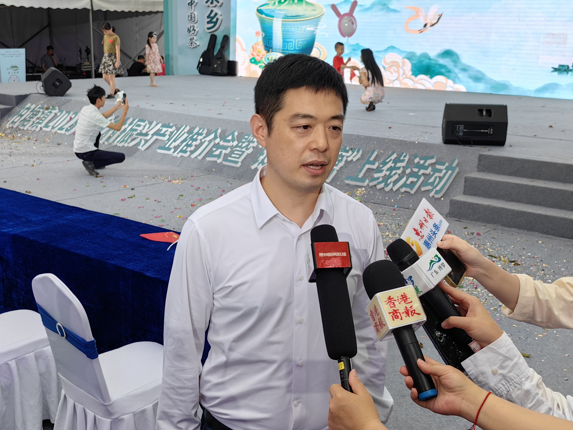 3、深圳鏈上旅行集團有限公司創始人兼CEO孫海峰接受媒體採訪（攝影：盧偉）.jpg