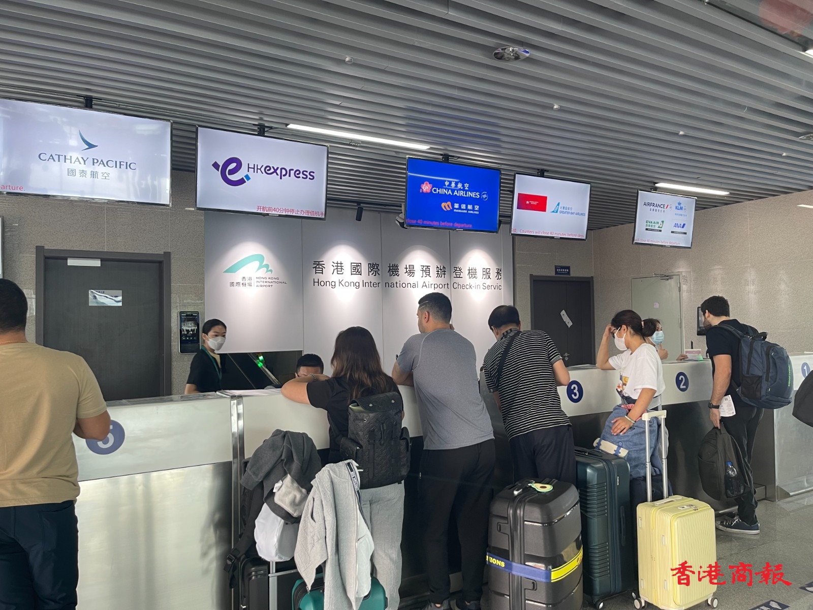 乘坐「琶洲港澳客運碼頭⇄香港機場海天碼頭」航線的旅客正在辦理「海天聯運」一站式服務。記者 黃裕勇 攝