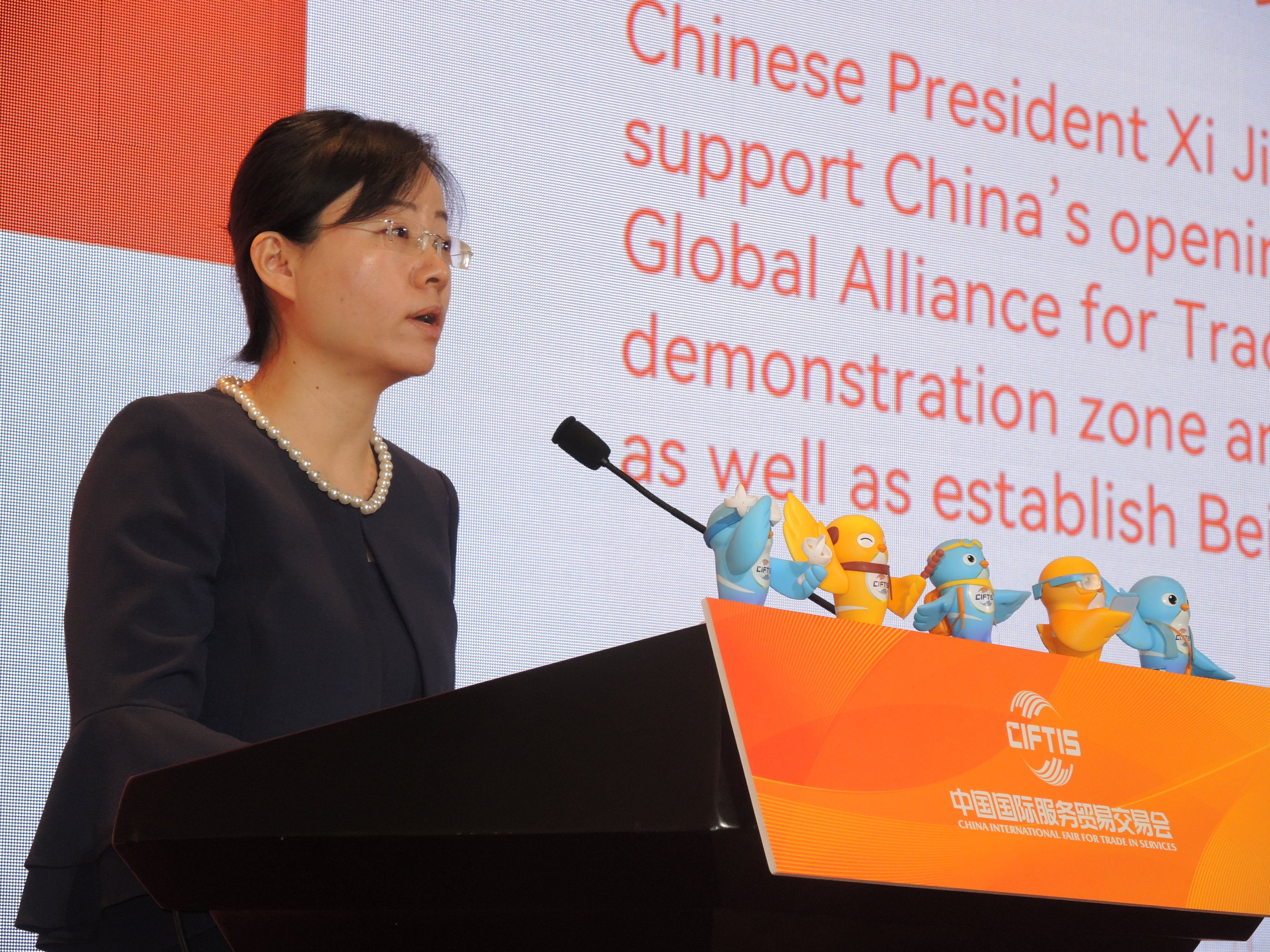 图片2:北京市国际服务贸易事务中心副主任周玲介绍服贸会情况.JPG