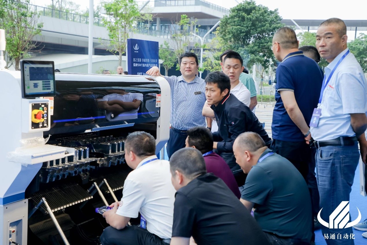 图片四：嘉宾参观易通荣耀系列YT20S通用型贴片机新品.jpg