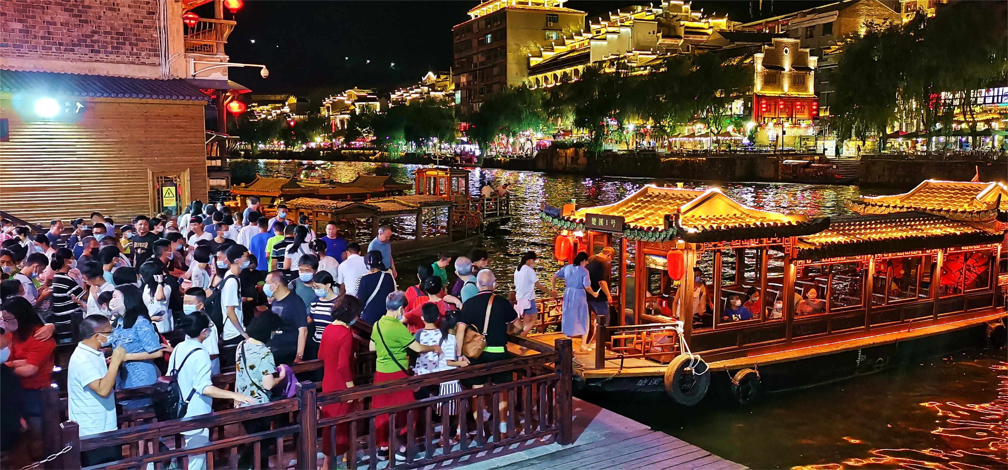 镇远古城游客乘船夜游（江春健 摄）.jpg