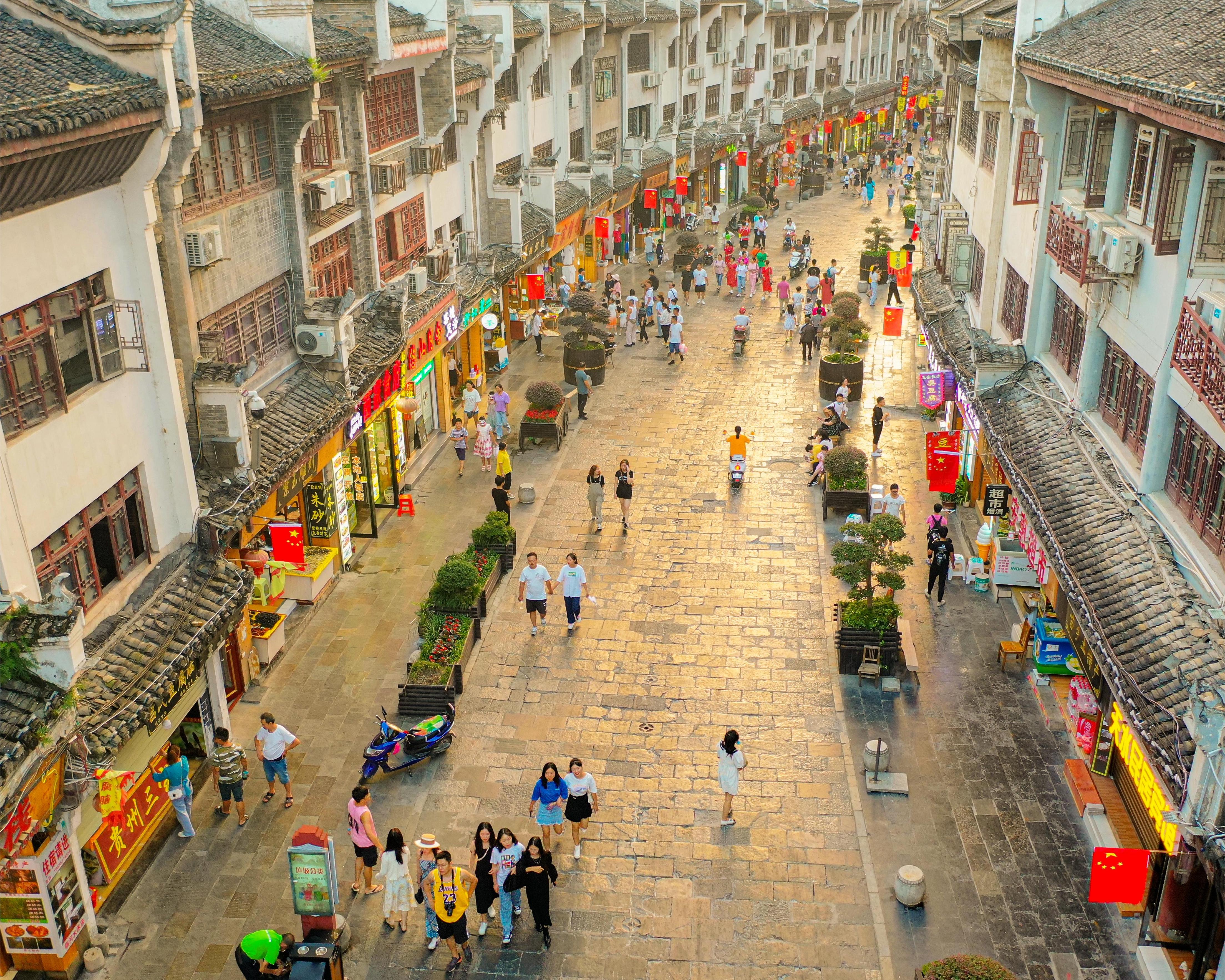 镇远古城步行街一景（邹渝  摄）.JPG