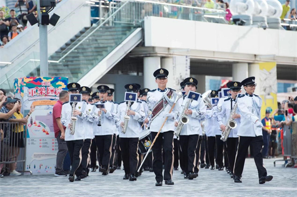 图2-香港警察樂隊街邊匯演.jpg