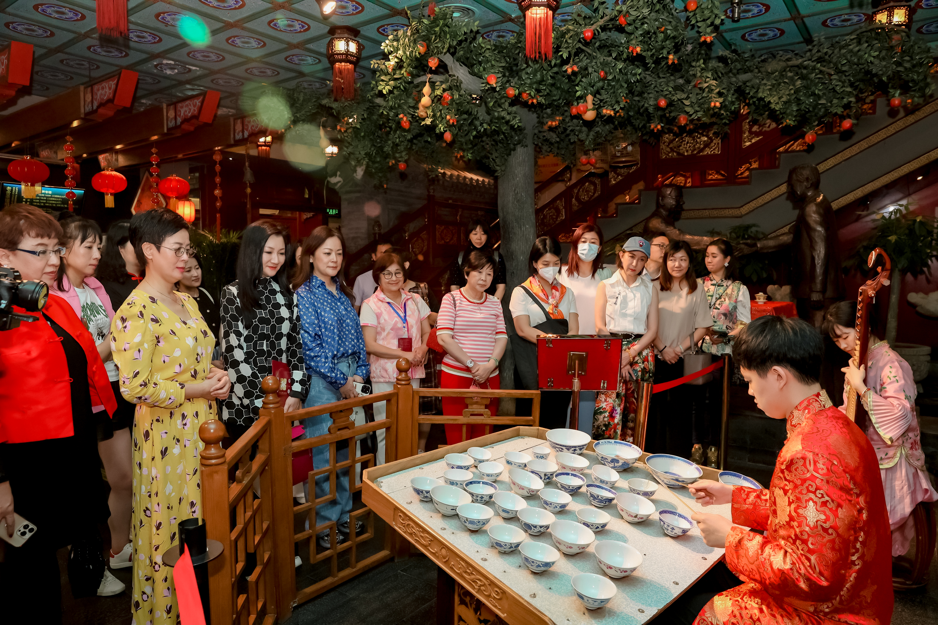 考察團來到老舍茶館觀賞京味演出「四季北京. 茶」.jpg