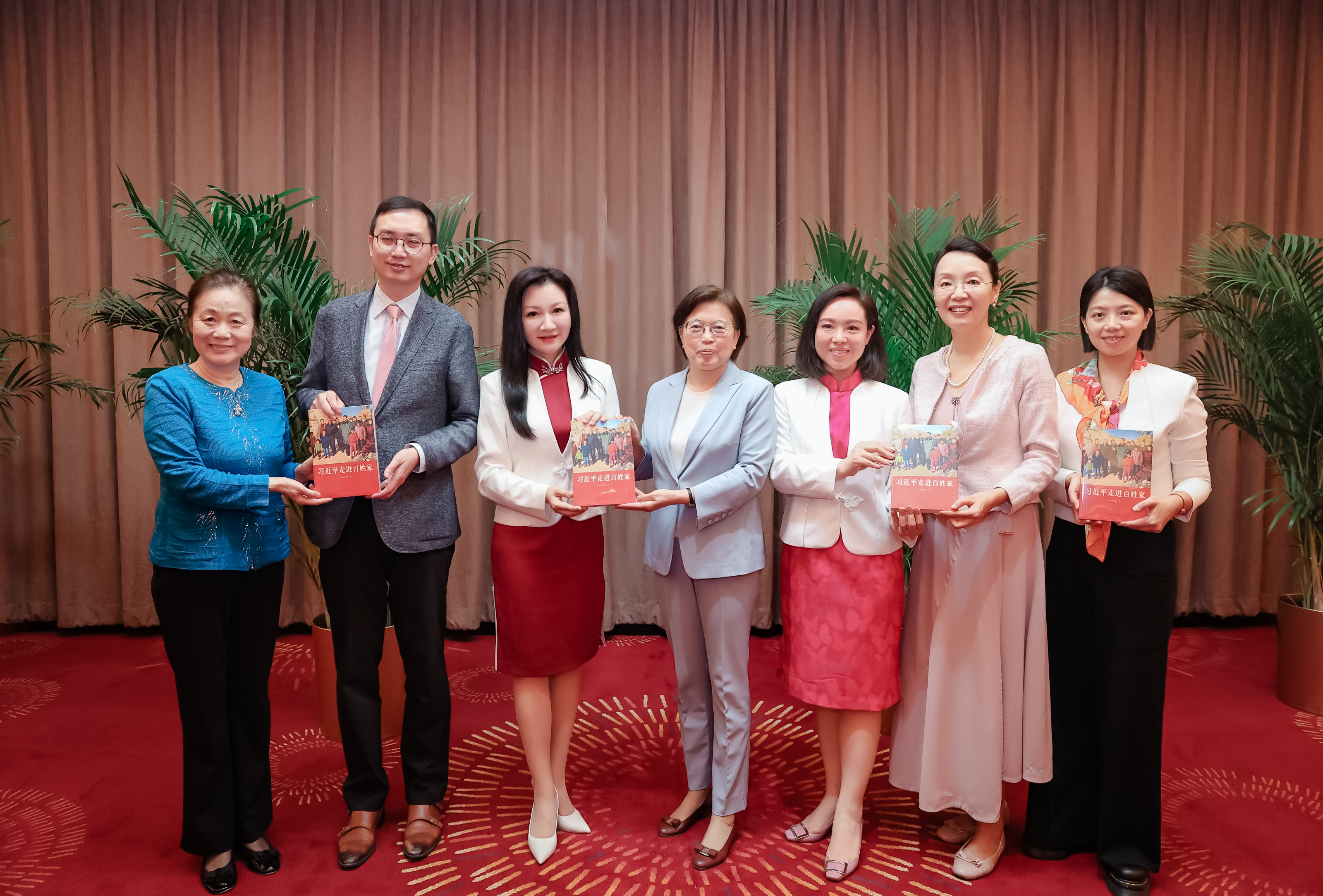 全國婦聯黨組書記、副主席、書記處第一書記黃曉薇向考察團贈送書籍「習近平走進百姓家」.jpg
