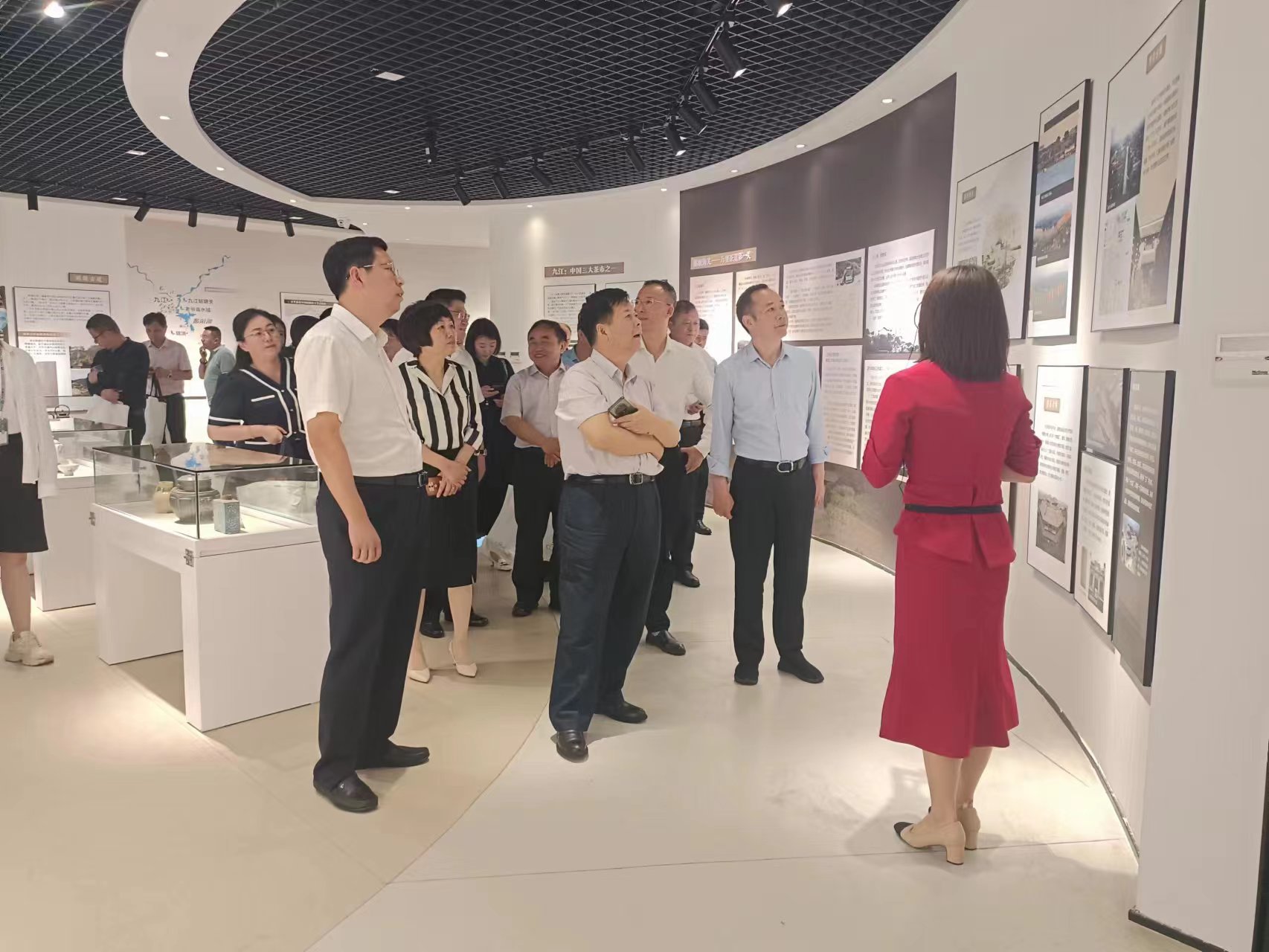 圖三 領導嘉賓參觀“萬裏茶道”展覽館.jpg