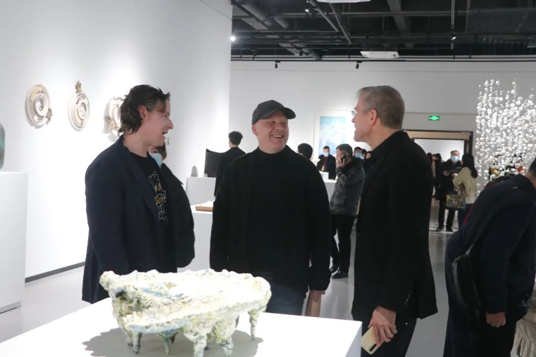 图二 各国艺术家现场交流.jpg