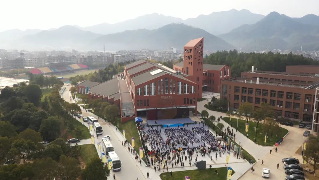 图一 “瓷的精神”——2021景德镇国际陶瓷艺术双年展开幕式.jpg