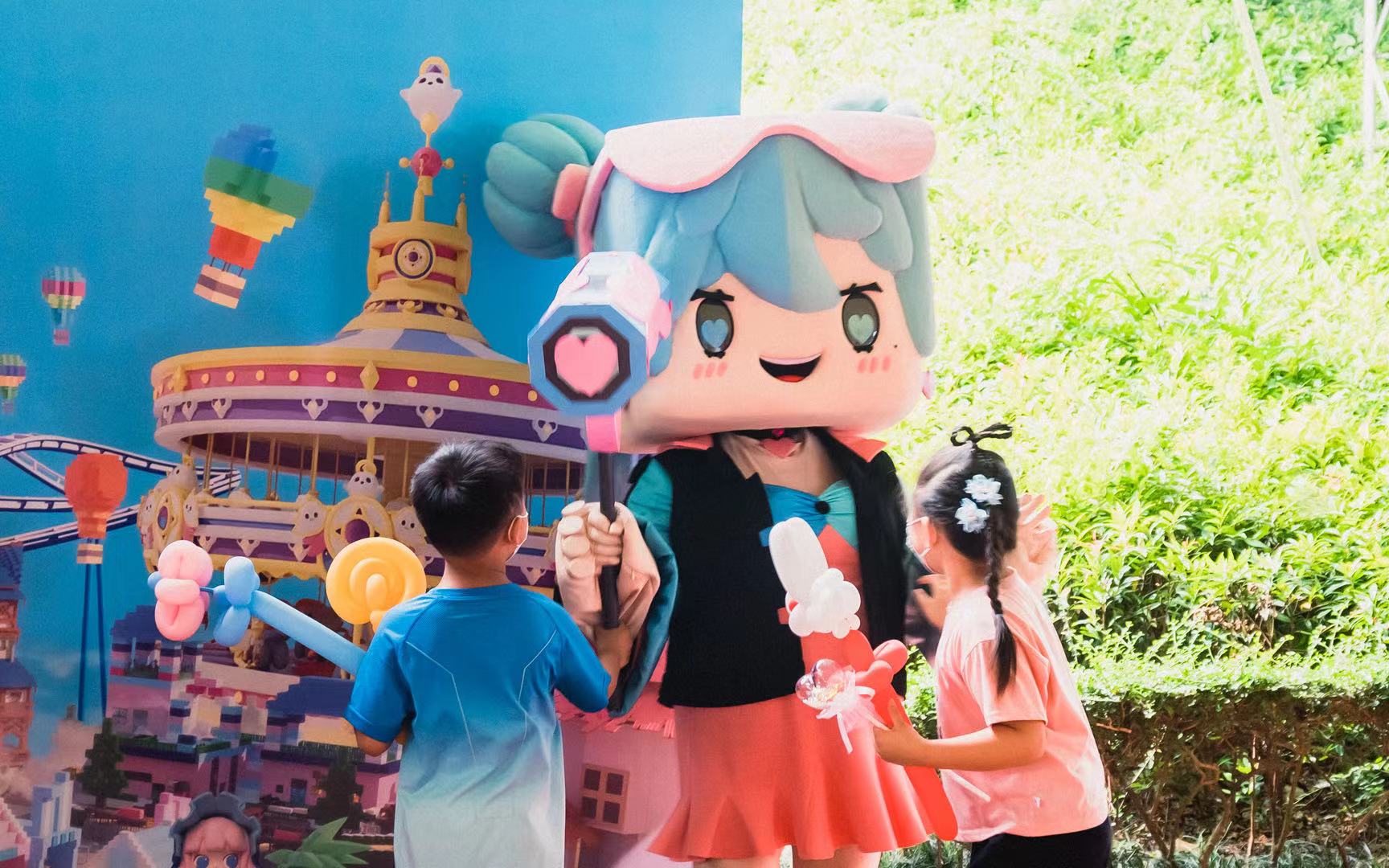 小朋友在深圳欢乐谷与迷萌家族互动.jpg