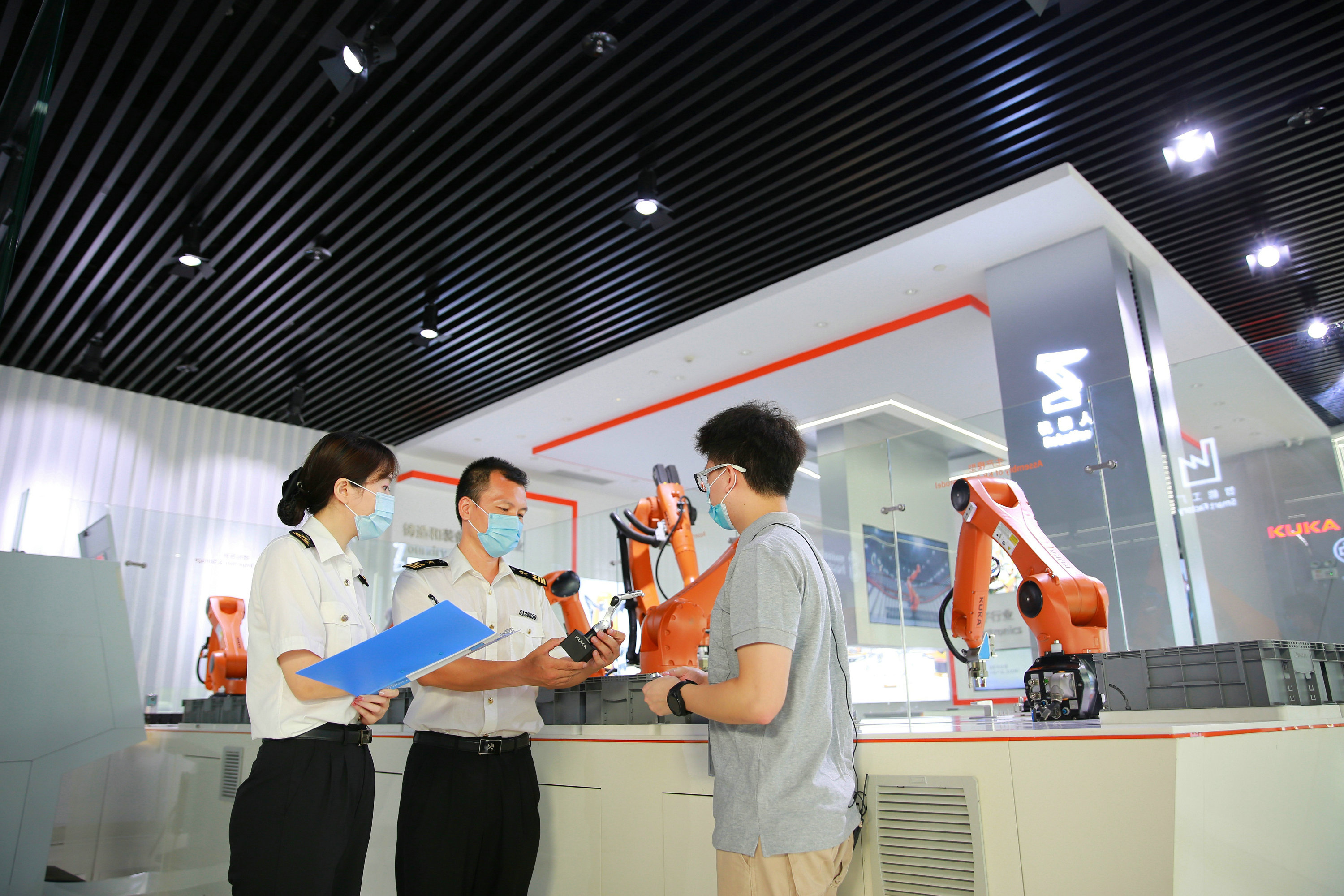 廣州海關所屬佛山海關駐順德辦事處關員在出口工業機器人企業調研2.jpg