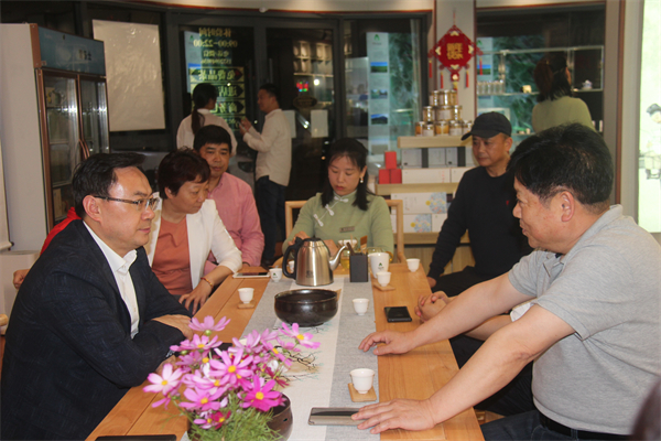 图一 刘仲华院士在庐山市城市茶客厅座谈.JPG