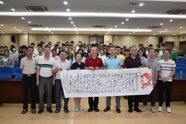 圖四 梅楚安與講座現場部分師生合影.jpg