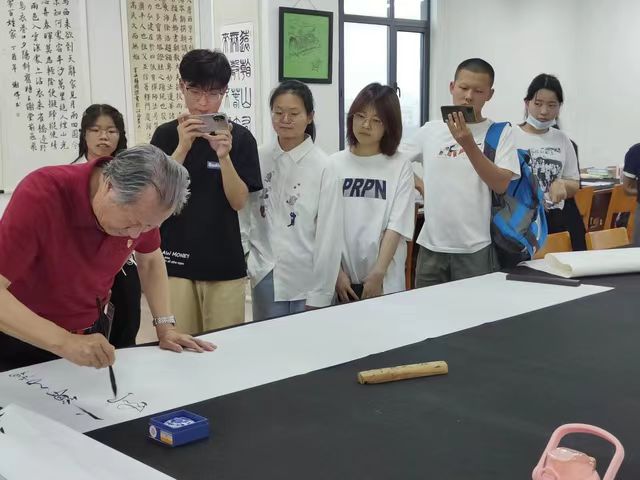 圖三 梅楚安在該校墨韻書畫協會與書法愛好者交流.jpg