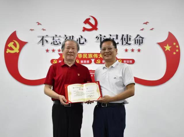 圖二 賀浩華向梅楚安頒發了該校思鏡湖講壇紅色文化主講師聘書.jpg