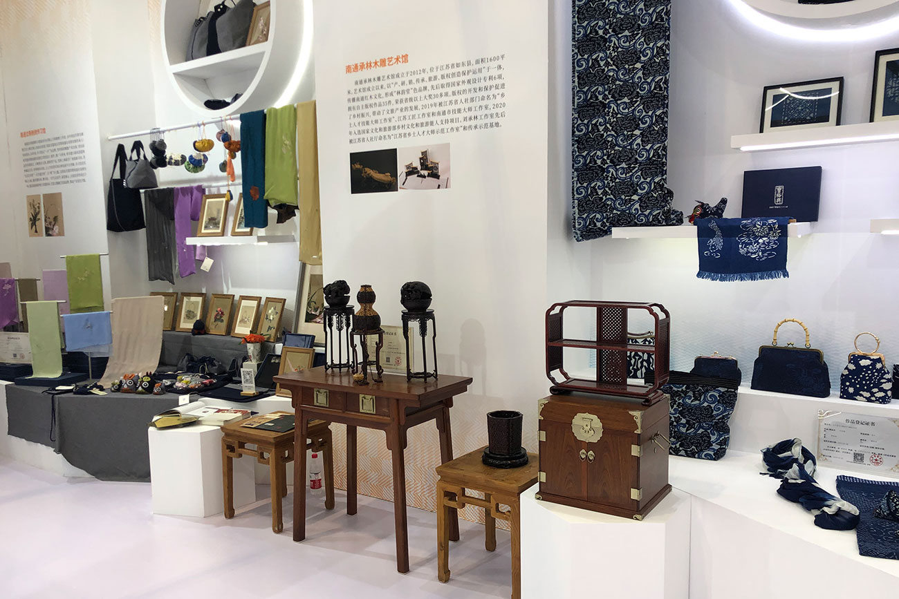 曹裕興染坊藍印花布、林韻堂紅木、一莊仿真繡等版權作品等綜合展示南通其他產業版權領域的發展成果。.jpg
