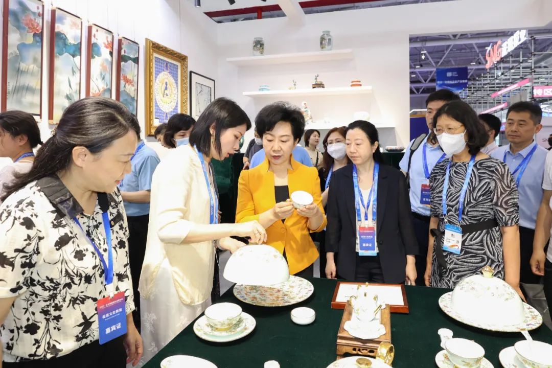图二 胡雪梅一行参观本届文博会景德镇主题展区.jpg
