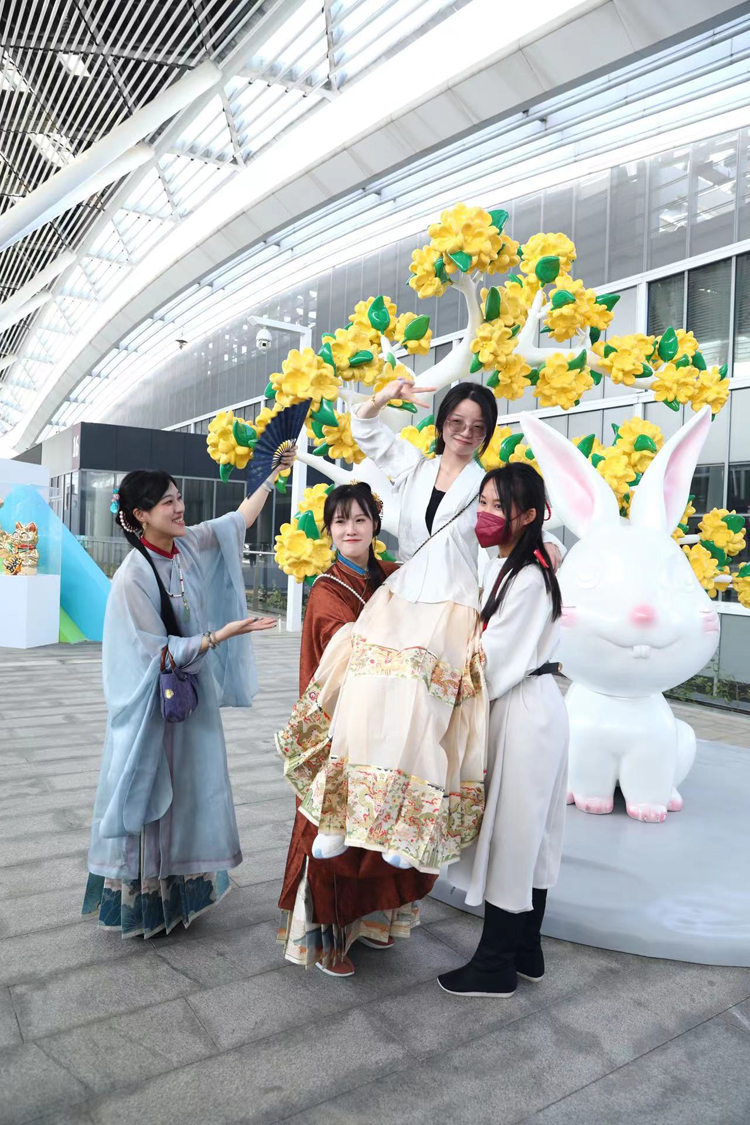 香港汉服团体“丹青承南”成员欣赏完“无界——深港澳青年艺术大展”后，在艺术作品前合影。记者 冯瀚文 摄.jpg