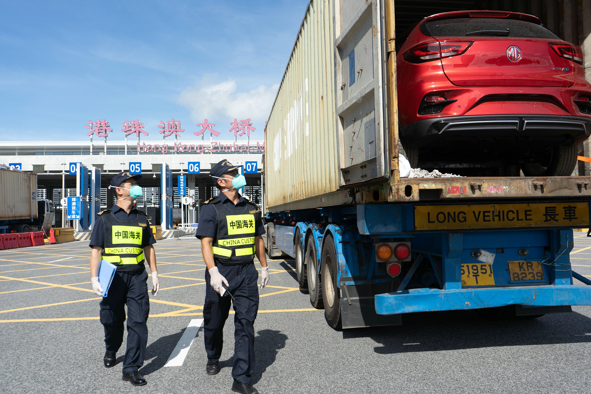 2：港珠澳大橋海關關員正在查驗新能源汽車 林昌鋒攝.jpg