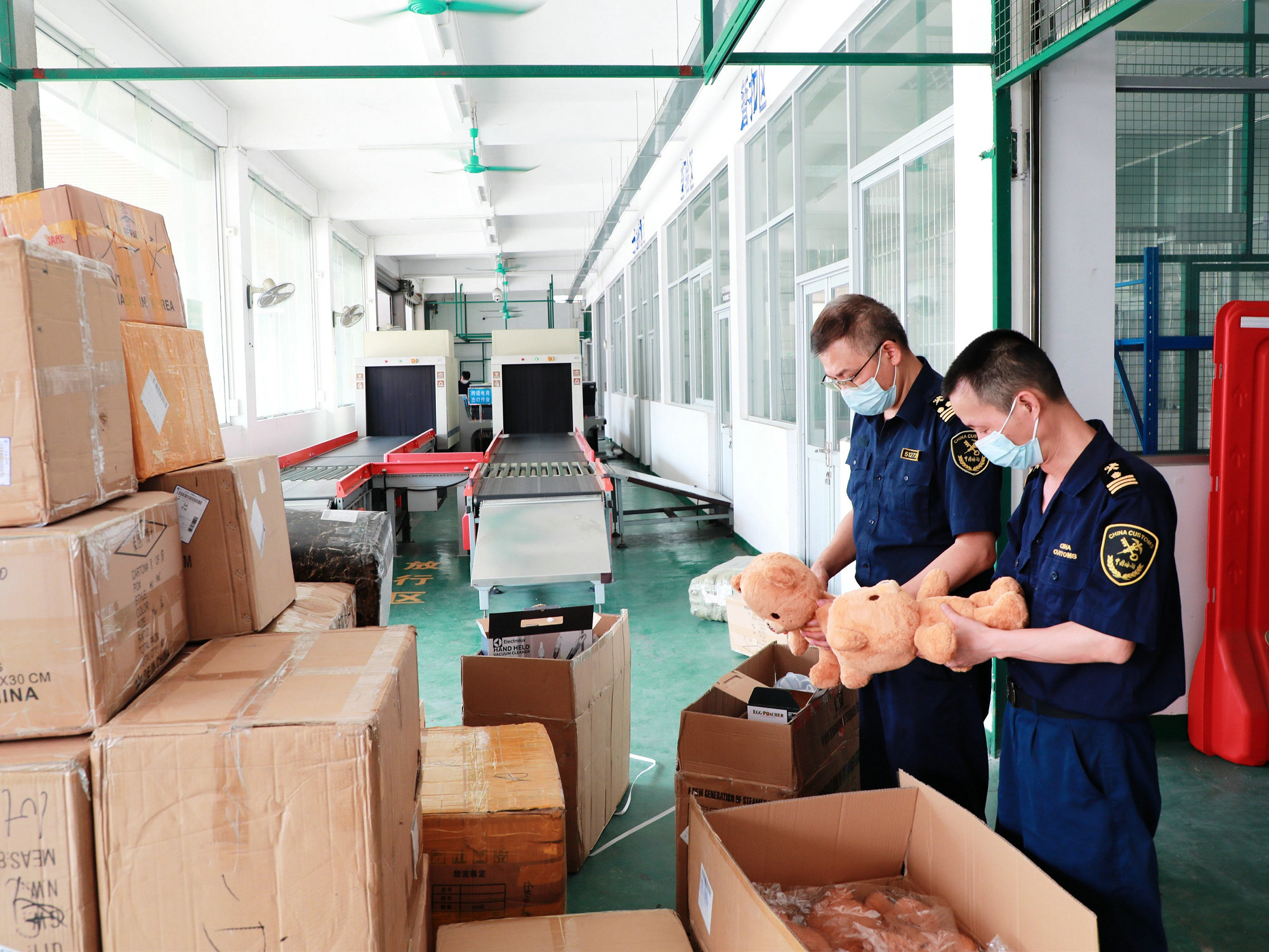 2、廣州海關所屬花都海關關員對跨境電商商品實施監管.jpg