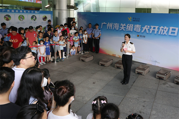 6月18日上午，在廣州海關緝毒犬開放日活動現場，廣州海關工作人員向參與活動的群眾宣講禁毒常識。（池兆恩攝）.jpg