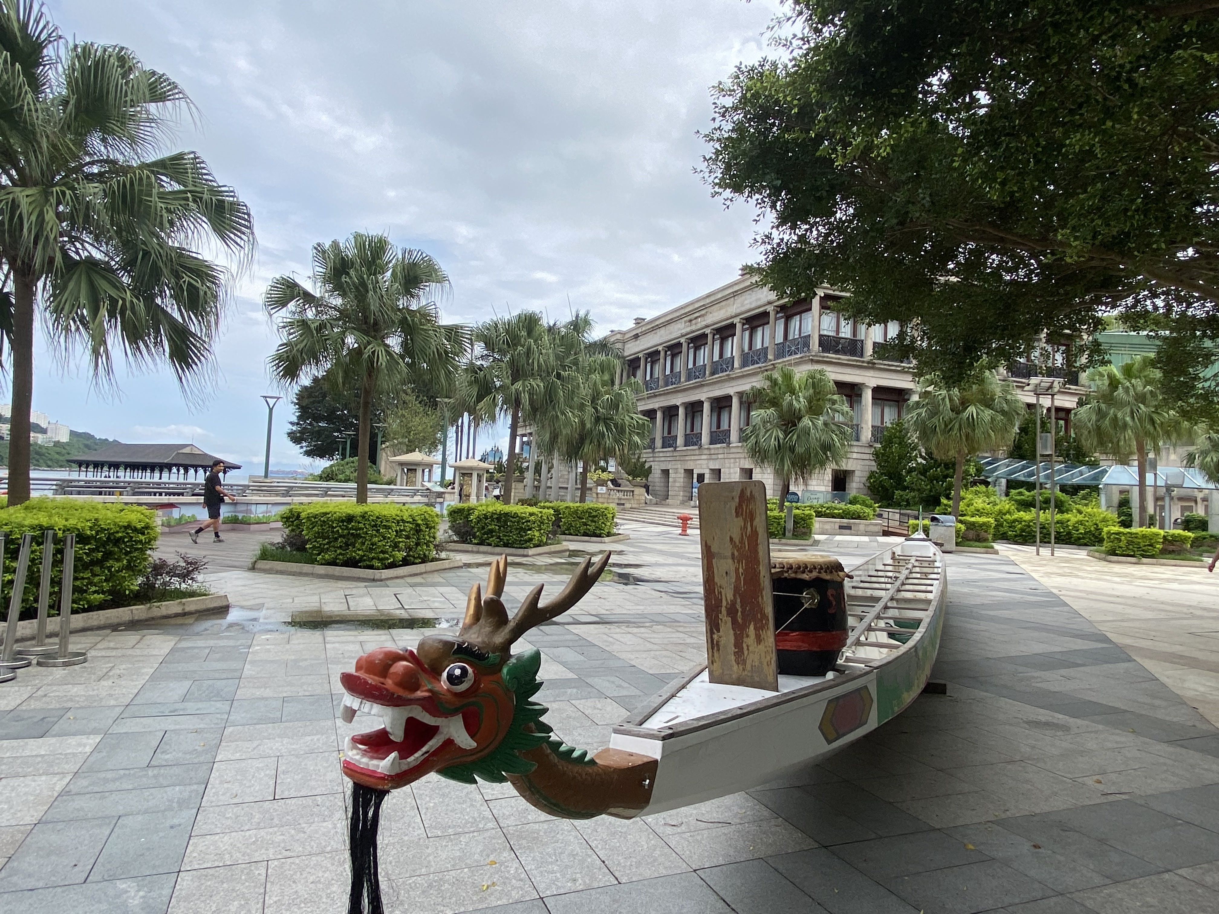 (3) 龍舟裝置配上亮麗的色彩並加入天馬行空的構圖及設置.jpg