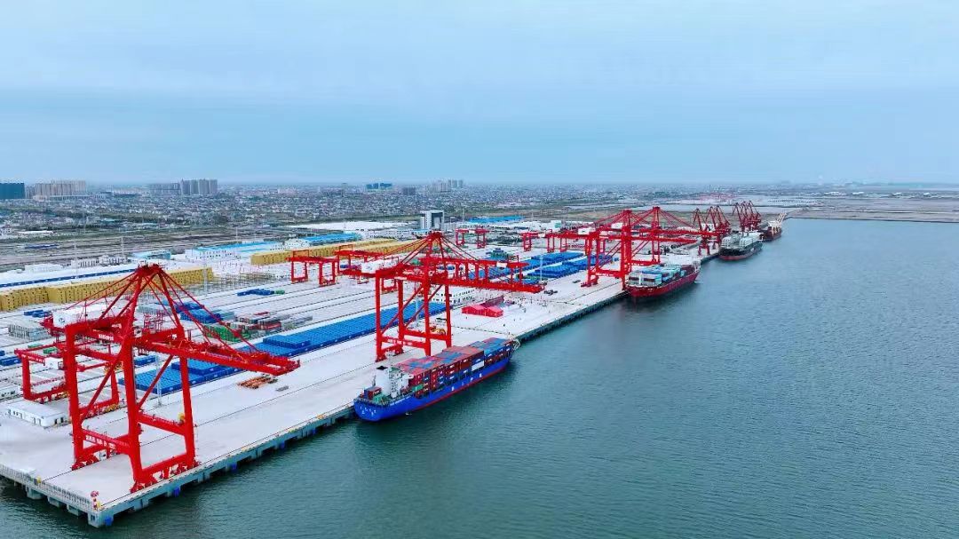 呂四圍繞融入通州灣和長三角一體化發展大格局，大手筆規劃、高起點建設，實現「港產城」融合發展。圖為江蘇新出海口通州灣呂四起步港區集裝箱碼頭。.jpg