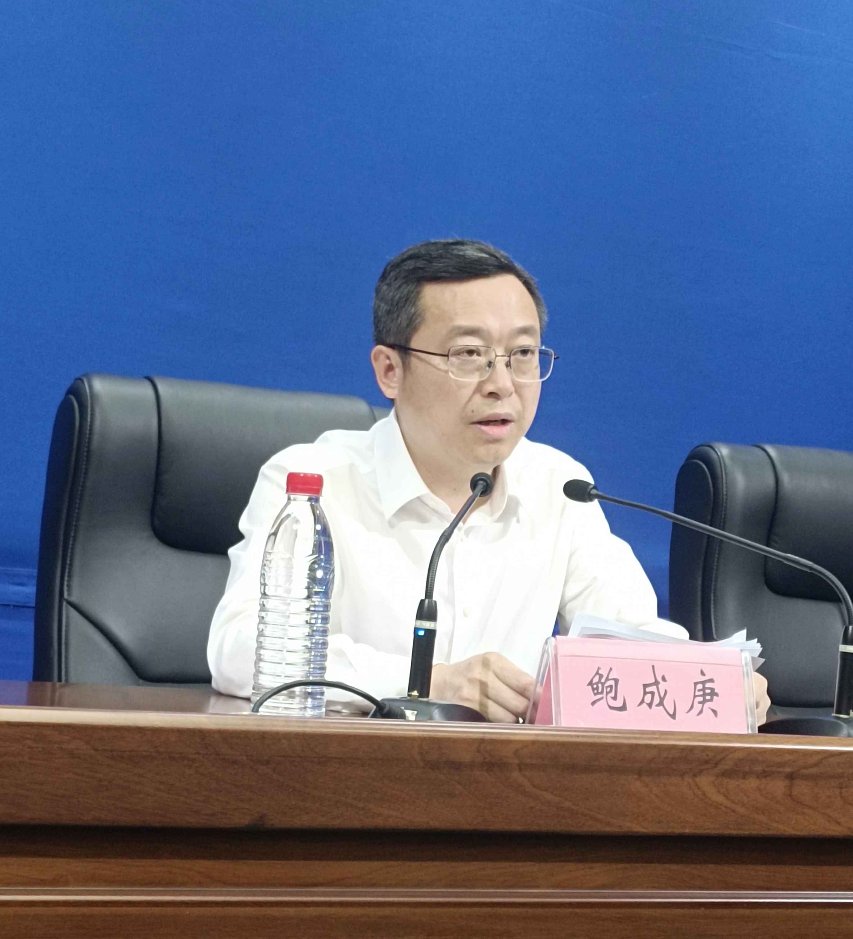 图二 九江市人民政府副市长鲍成庚介绍大会情况.jpg