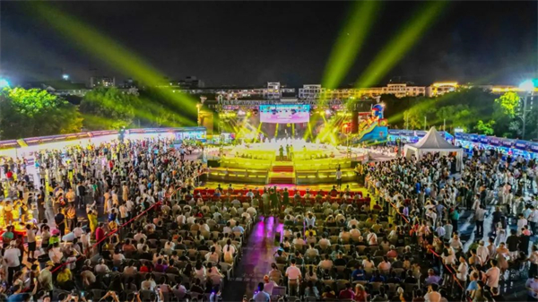 图四 赣县区举办“幸福赣县,一起干杯”2023年赣县区百惠啤酒电音嘉年华活动.jpg