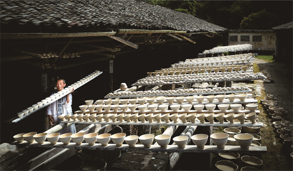 图三 古窑老艺人晒坯.jpg