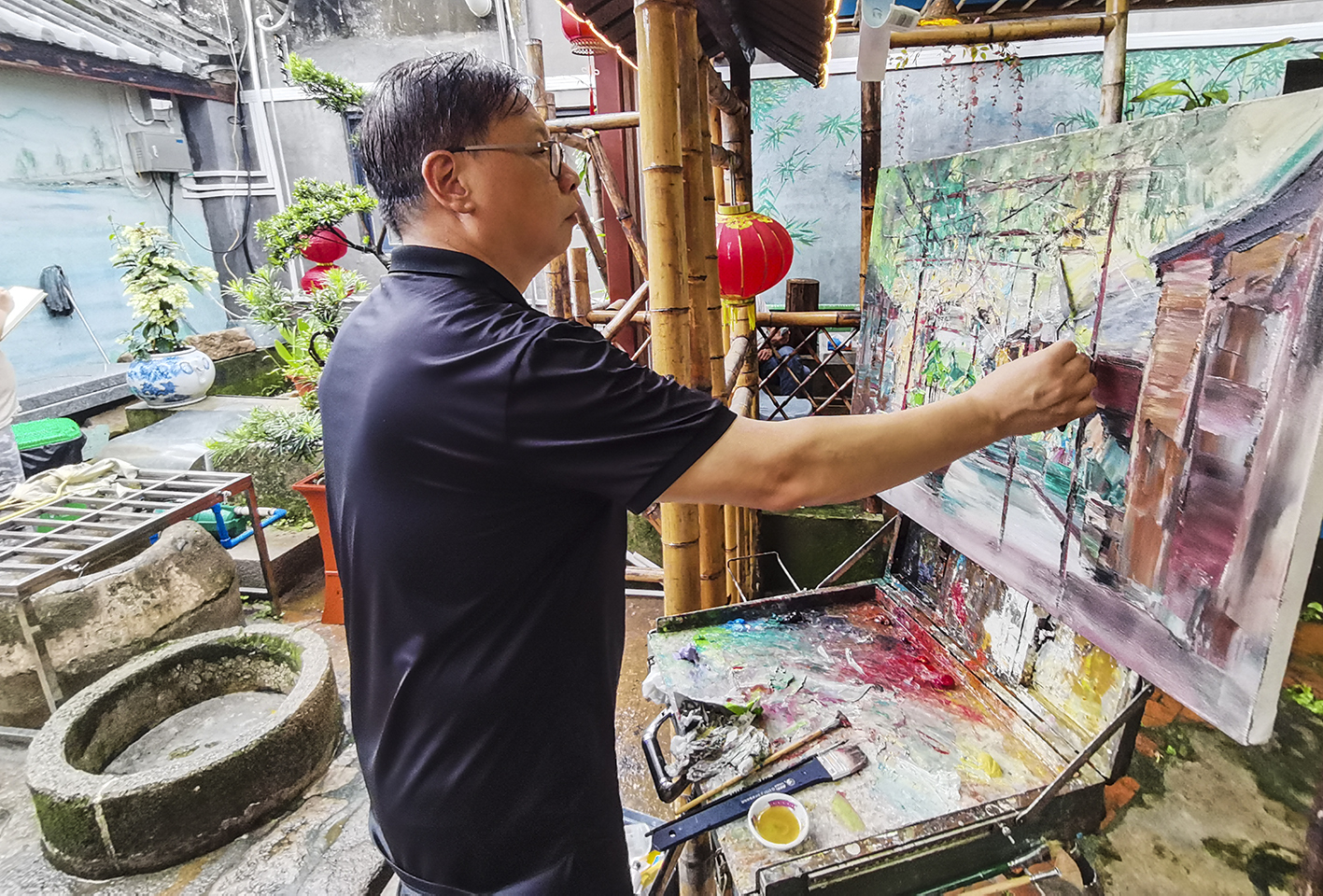 4,画家在龙湖古寨写生 .jpg