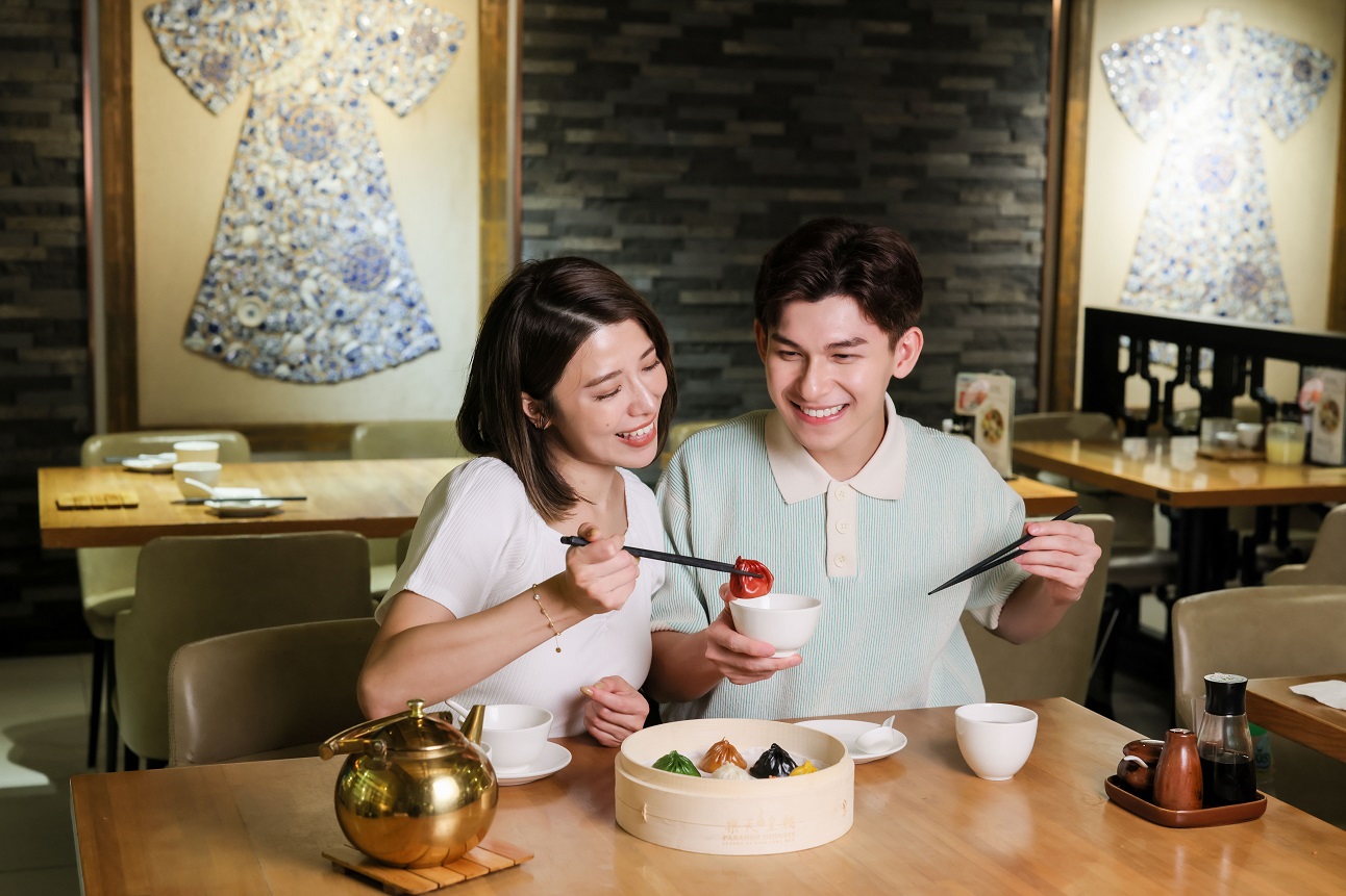 hello 會員逢星期四都可以透過恒隆商場手機應用程式,以超值hello 積分換領預留證,憑證到店換購指定心水貨品,包括樂天皇朝特色皇朝8色小籠包現可以港幣38元享用(原價港幣142元).jpg