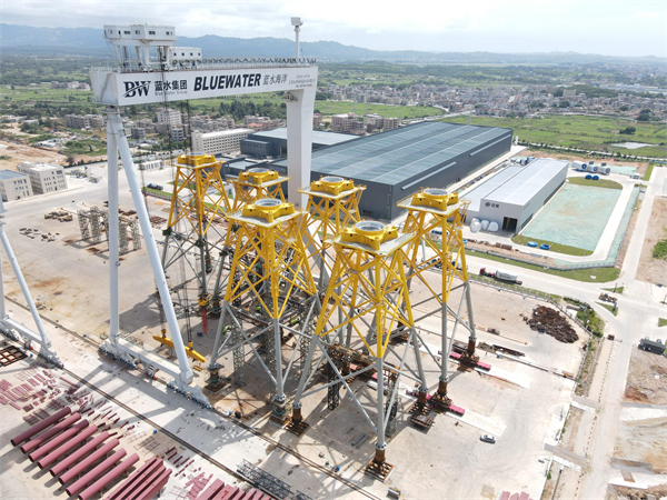 1依托惠来优越的营商环境，广东蓝水海洋工程装备制造基地实现了“当年签约、当年拿地、当年开工、当年投产、当年销售”的蓝水建设速度，跑出了重大项目建设的加速度。图为基地通过2000吨大型龙门吊成功将粤东首台深水导管架主结构的上下段进行吊装合拢并焊接完成。.jpg
