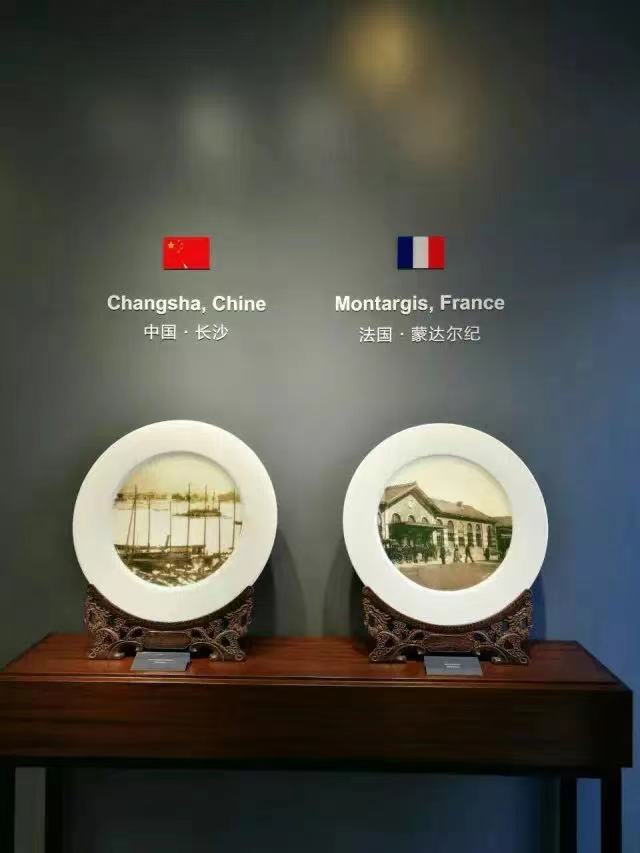 走進蒙達爾紀紀念館，就可以看到分別刻着1919年湘江碼頭和1919年蒙達爾紀火車站的兩個釉下彩瓷盤.jpg