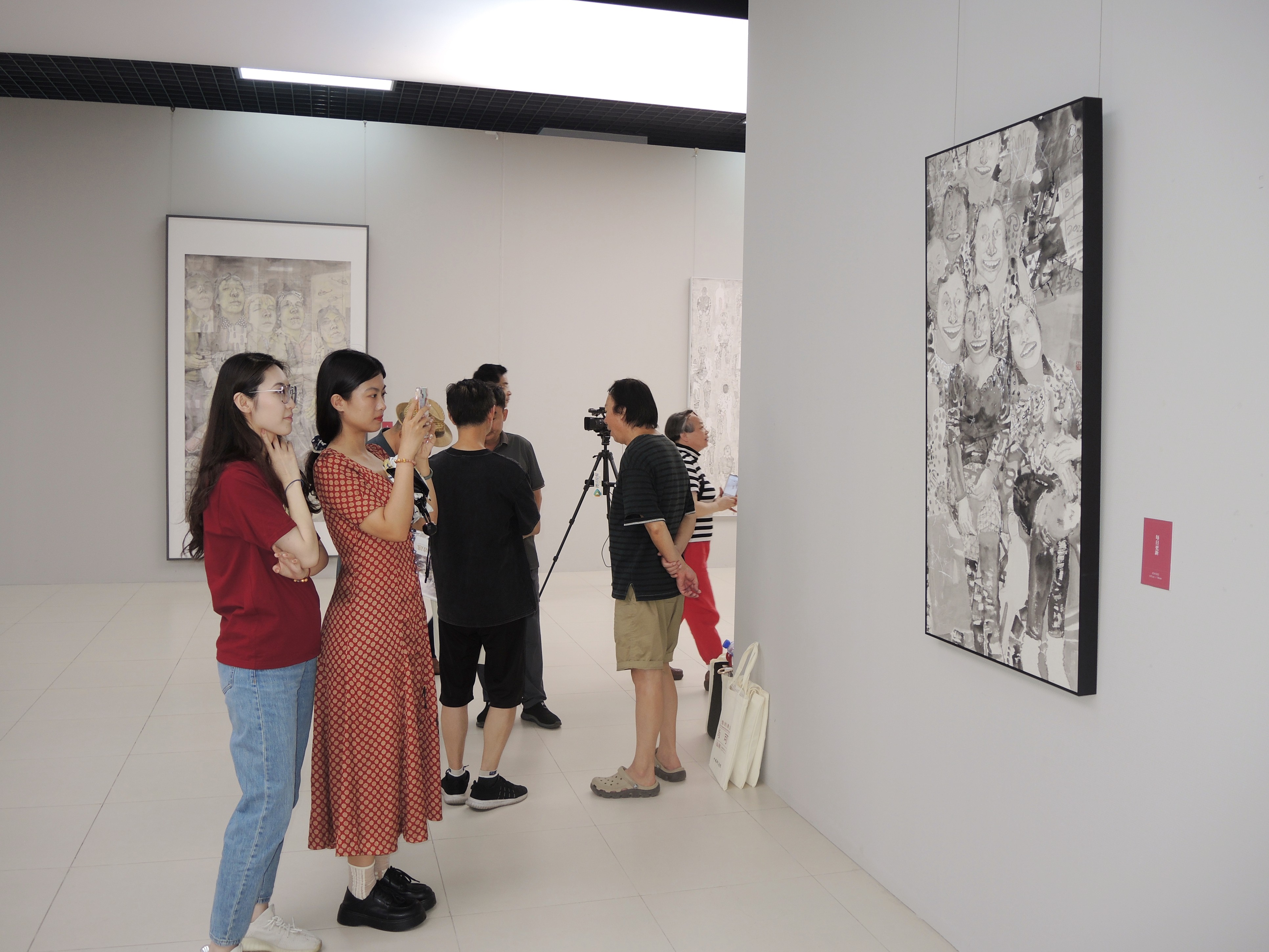 图片3:展览现场认真观展的青年艺术家.jpg