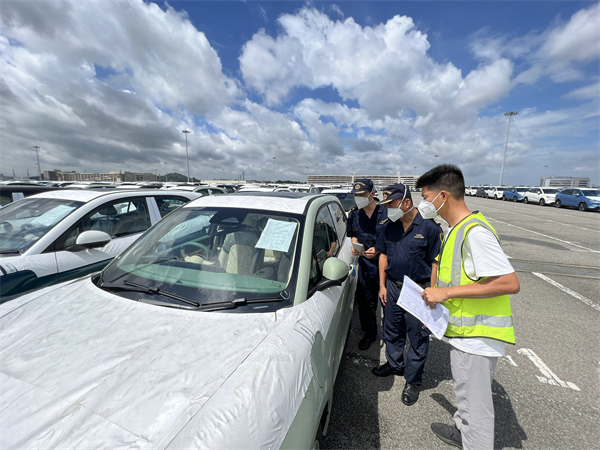 广州海关所属南沙海关关员对出口新能源汽车实施现场抽核.jpg