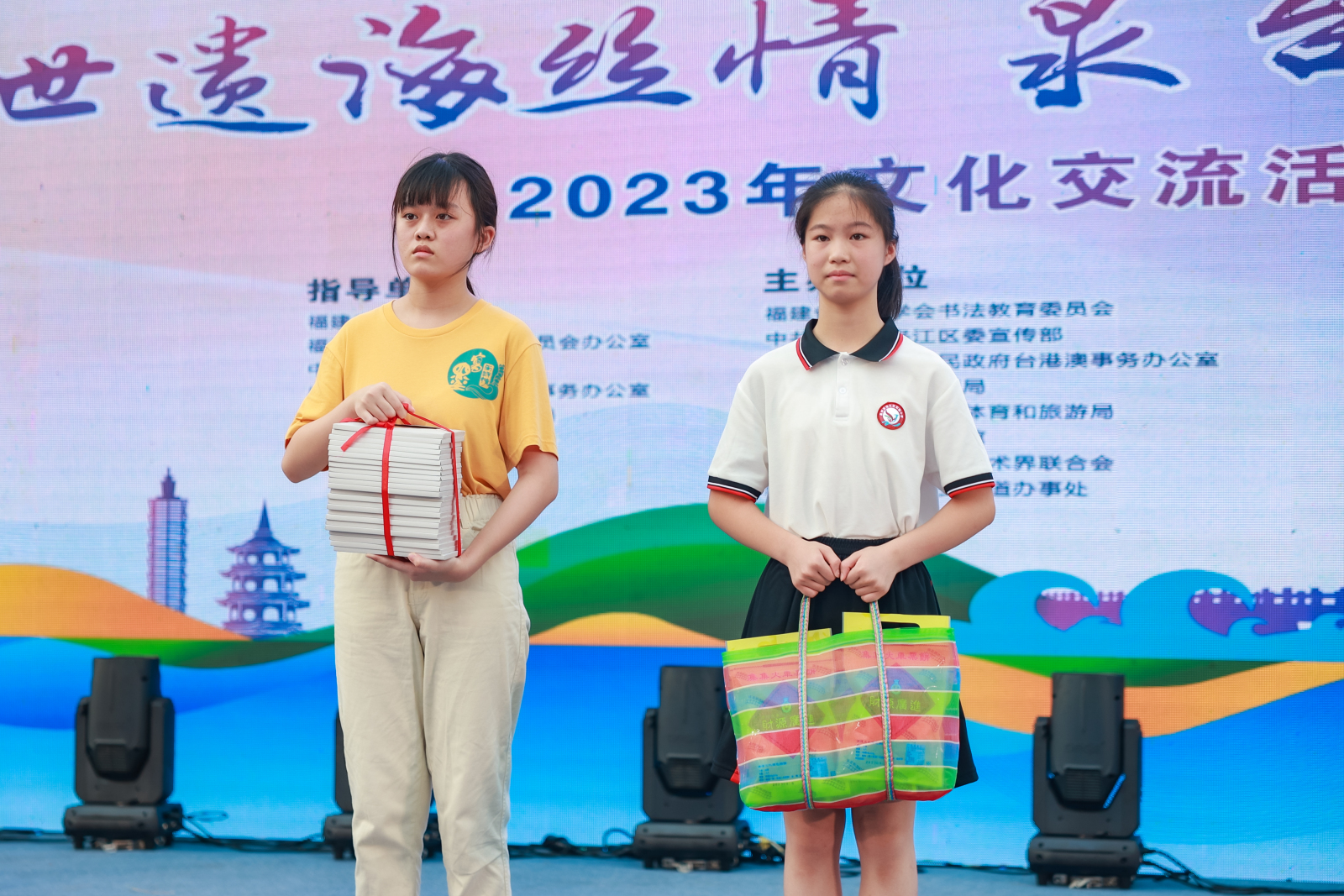 圖二：兩岸學生互贈禮物.jpg