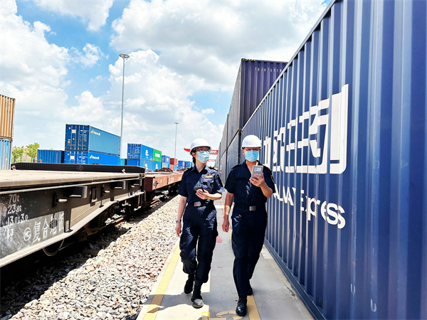 广州海关所属广州车站海关关员在广州国际港中欧班列站点进行场所巡查.jpg