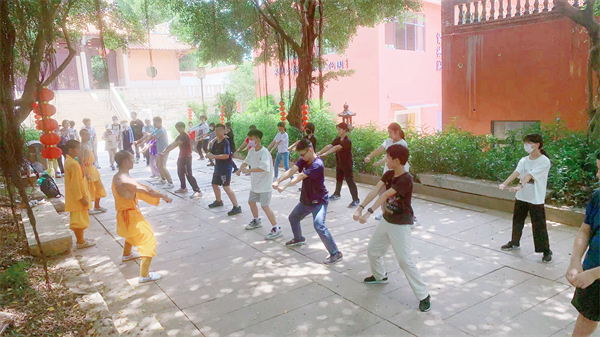 圖二:台灣學子參觀泉州少林寺 感受武僧文化.jpg