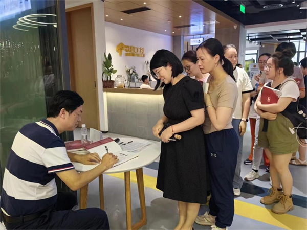 《圳能量 深圳见证录》作者现场签名.jpg