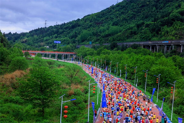 梵净山赛道迎来全球各地的马拉松参赛者.jpg