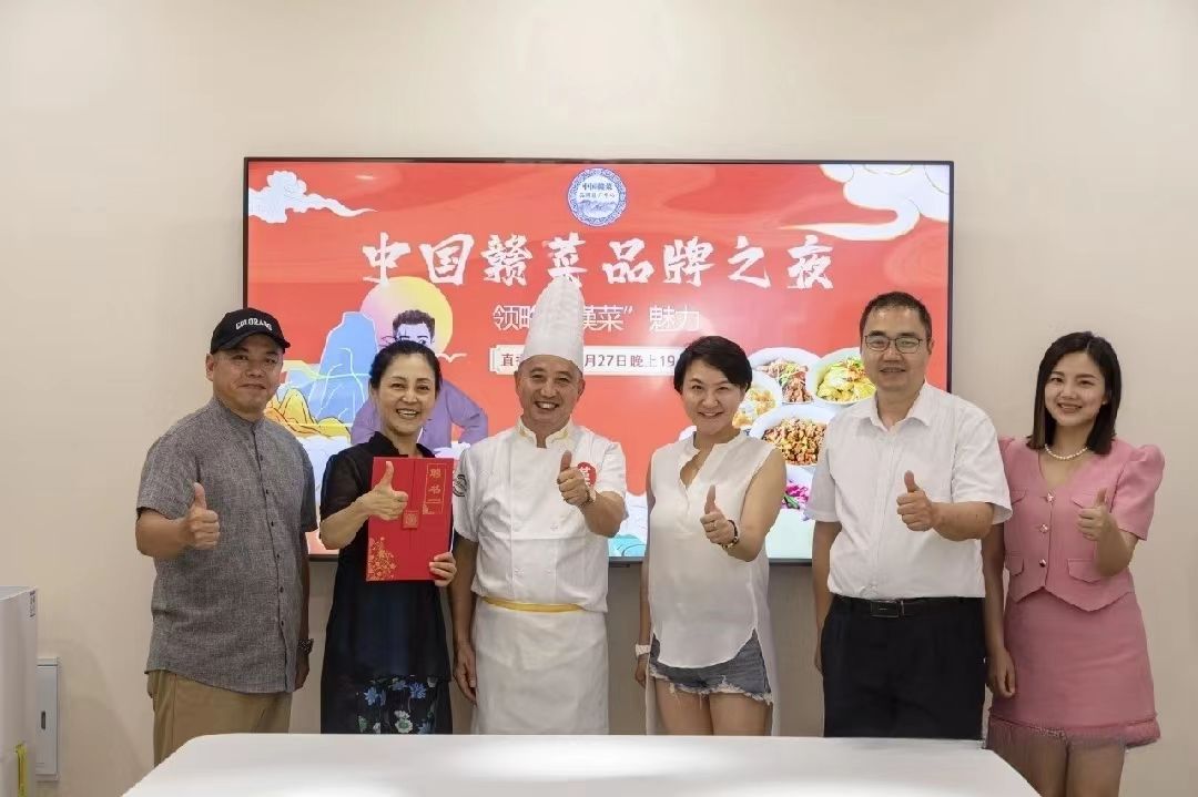 图一 5位赣菜美食品鉴官出席活动.jpg