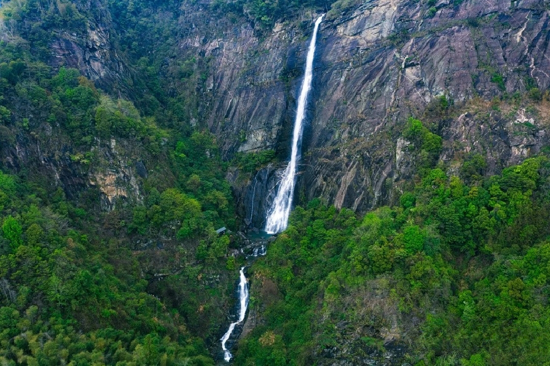 图三 遥看瀑布挂前川.png